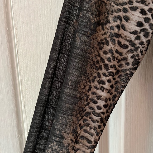 Selling dress, zipper, slightly sheer sleeves - Picture 4 of 4